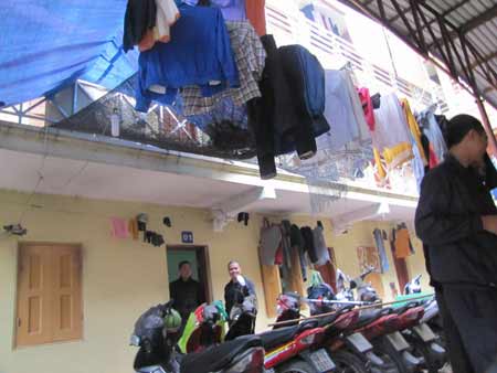 Tiệm cầm đồ bị đổ xăng đốt lúc nửa đêm - 3