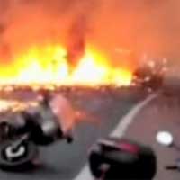 Thế giới - Anh: Trực thăng đâm cần trục cháy dữ dội