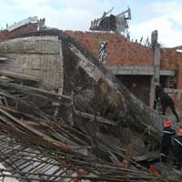 Tin tức trong ngày - Sập sàn chợ đang xây, 8 người bị thương