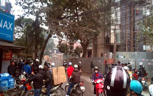 Hỗn chiến bằng mưa gạch, chai bia giữa phố - 2