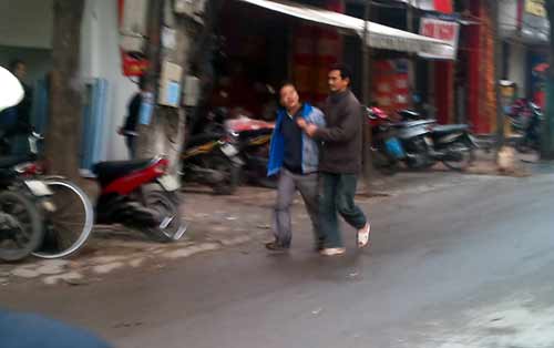 Hỗn chiến bằng mưa gạch, chai bia giữa phố - 3