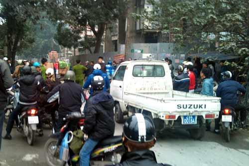 Hỗn chiến bằng mưa gạch, chai bia giữa phố - 4