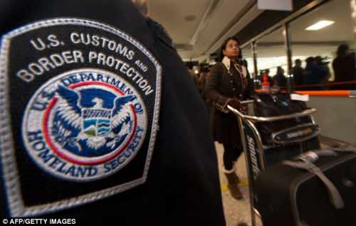 Mỹ: Giữ thùng chứa 18 đầu người ở sân bay - 1
