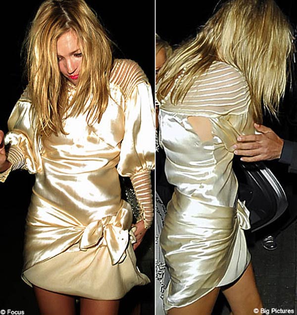 Sao chết điếng vì những pha... bục quần! - 12