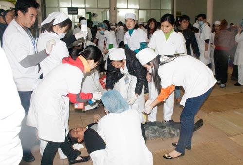 Mái nhà thờ đổ sập, 3 người chết - 4