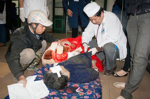 Mái nhà thờ đổ sập, 3 người chết - 6