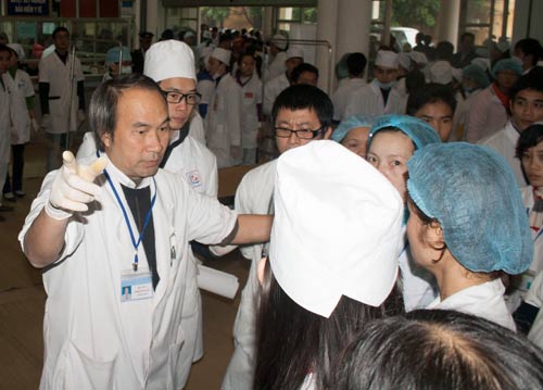 Mái nhà thờ đổ sập, 3 người chết - 5