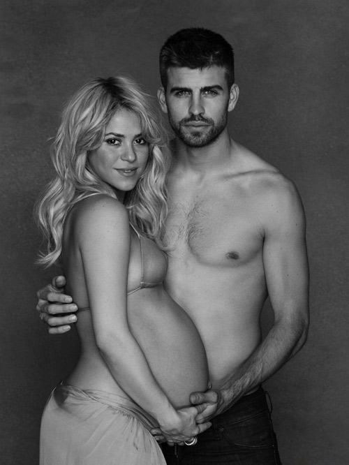 Shakira bán nude khoe bụng bầu với “phi công” - 1