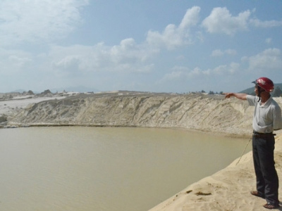 Trẻ sụt hố tử nạn, gia đình "quây" xã bắt đền - 2