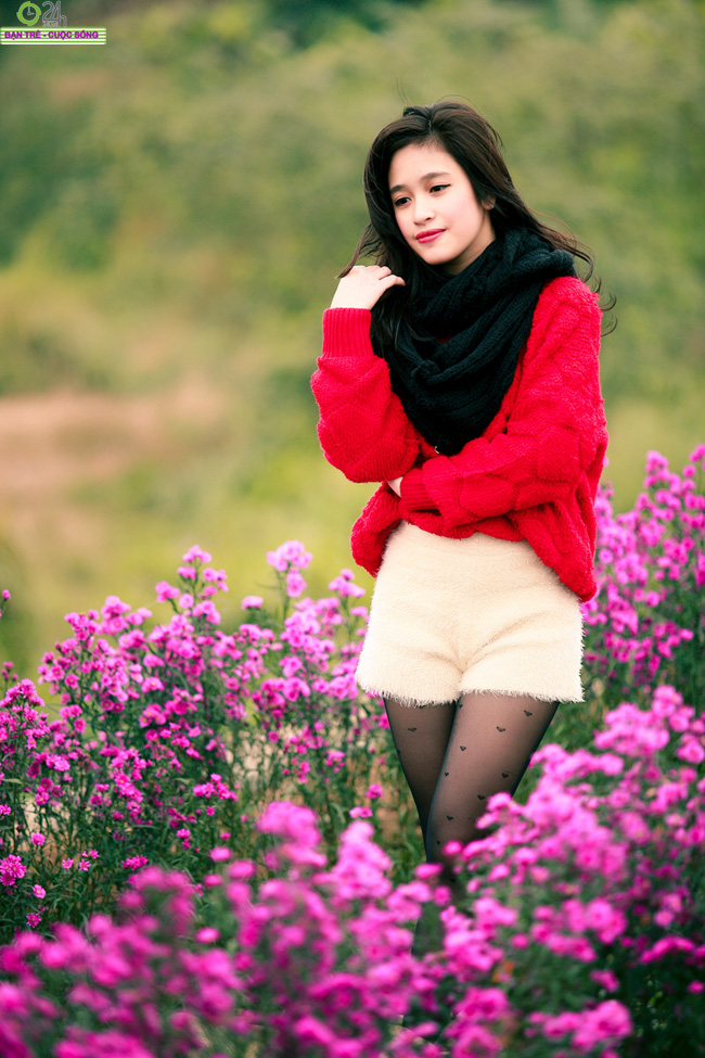 Cùng chiêm ngưỡng bộ ảnh hot girl Hồng Anh thắm sắc giữa vườn hoa xuân
