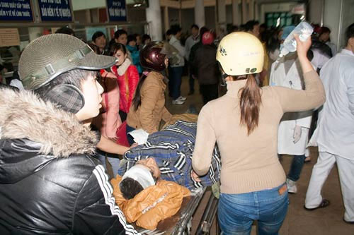 Sập mái nhà thờ: Còn nhiều người bị vùi lấp - 2