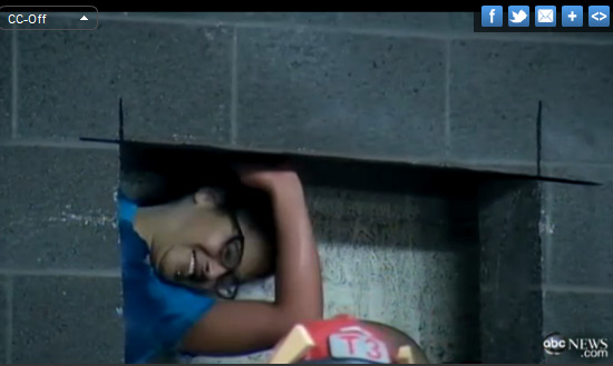 Người phụ nữ kẹt giữa hai tòa nhà - 2