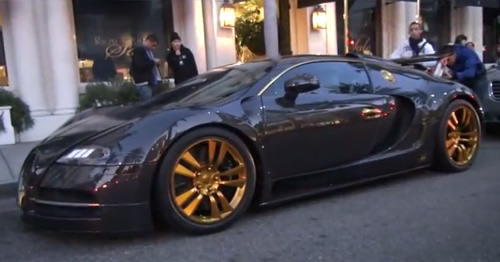 Bugatti Veyron mạ vàng ‘gầm gừ’ trên phố - 1