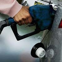 Thị trường - Tiêu dùng - Giá dầu thô bất ngờ vọt lên trên 96 USD/thùng