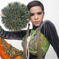 Xu hướng thời trang - Áo dân tộc phá cách trong thiết kế Việt