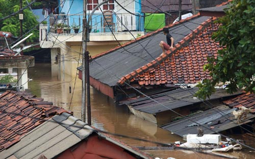 Chùm ảnh: Lũ "nhấn chìm" thủ đô Indonesia - 4