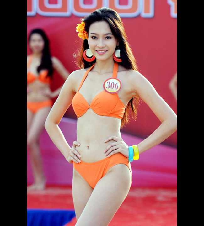 Hoa hậu Thu Thảo khoe vóc dáng gợi cảm trong cuộc thi Hoa hậu Việt Nam 2012
