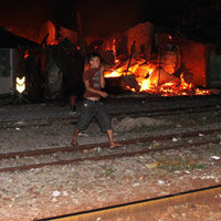 Tin tức trong ngày - Cháy nhà lúc rạng sáng, 2 gia đình thoát chết