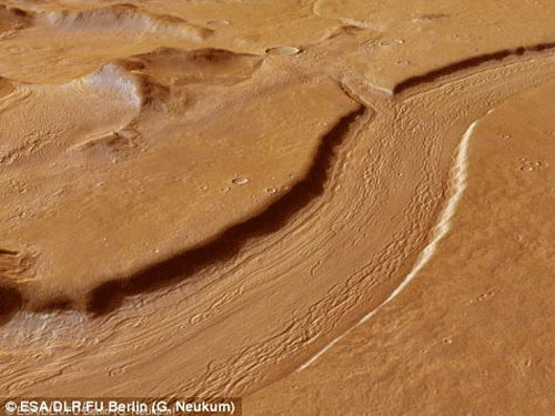 Phát hiện dòng sông lớn trên sao Hỏa - 1