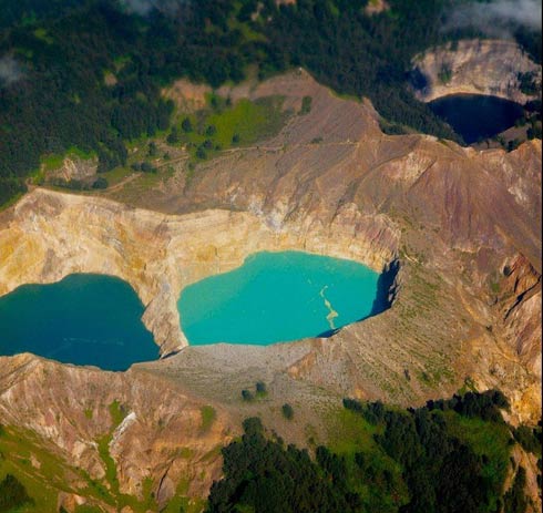 Kỳ lạ hồ nước đổi màu trên đỉnh núi lửa - 1