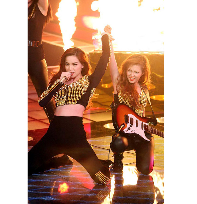 Trong đêm chung kết The Voice 2012, Hồ Ngọc Hà rất bốc lửa với vũ đạo và bộ trang phục hở eo quyến rũ
