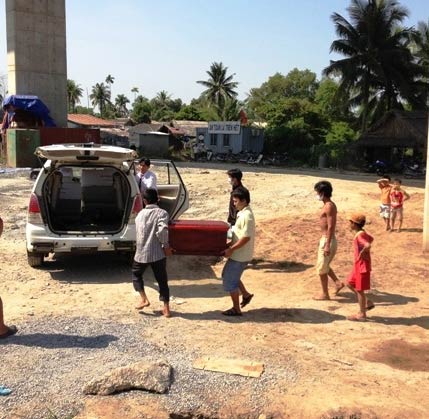 Đang đưa tang vợ, tìm được xác con - 2