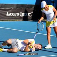 Thể thao - Video: Đòn trúng chỗ hiểm ở Australian Open