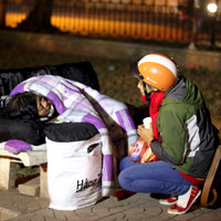 Bạn trẻ - Cuộc sống - Trắng đêm trao quà cho người vô gia cư