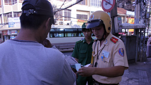 CSGT không đeo thẻ cũng tham gia xử phạt - 2