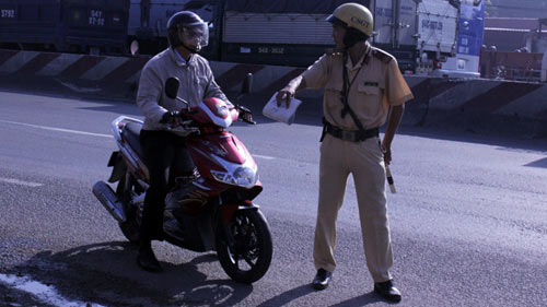 CSGT không đeo thẻ cũng tham gia xử phạt - 3