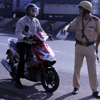 Tin tức trong ngày - CSGT không đeo thẻ cũng tham gia xử phạt