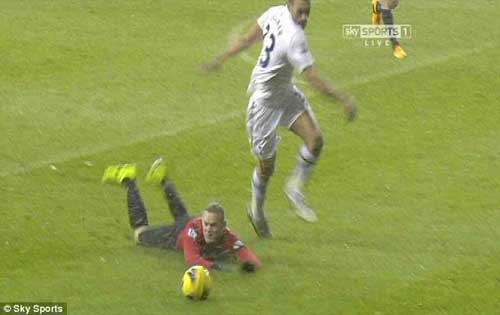 Rooney đóng kịch hay không? - 2