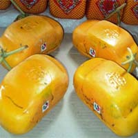 Thị trường - Tiêu dùng - 10 triệu đồng một cặp dưa hình xe hơi