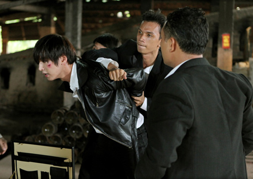 Đóng phim Việt, sao Hàn bị đánh bầm dập - 2