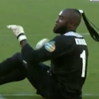 Bóng đá - Video: Ăn mừng bằng... mông