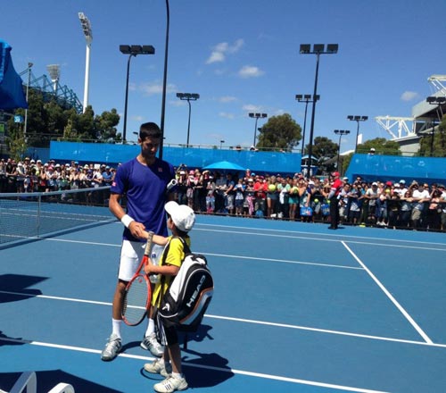 Djokovic choáng vì cú winner của tay vợt nhí - 1