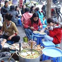 Sức khỏe đời sống - Người dân coi 'siết hàng rong' là chuyện đùa