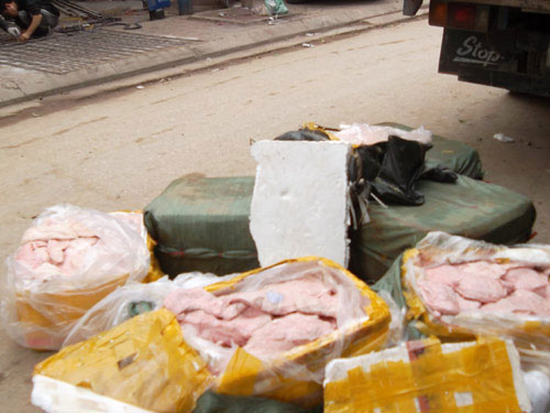 HN: Bắt 4 tấn nầm lợn, gà thải đang về Hà Vĩ - 6