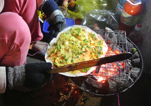 Thơm phức bánh tráng nướng bờ sông Hương - 2