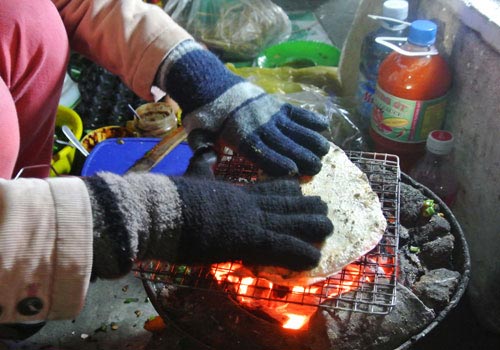 Thơm phức bánh tráng nướng bờ sông Hương - 4