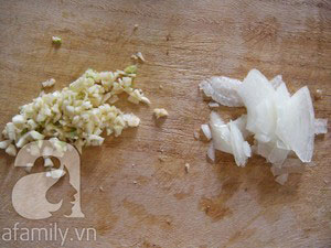 Ngon ngọt canh cải cúc nấu tôm - 4