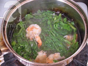 Ngon ngọt canh cải cúc nấu tôm - 7