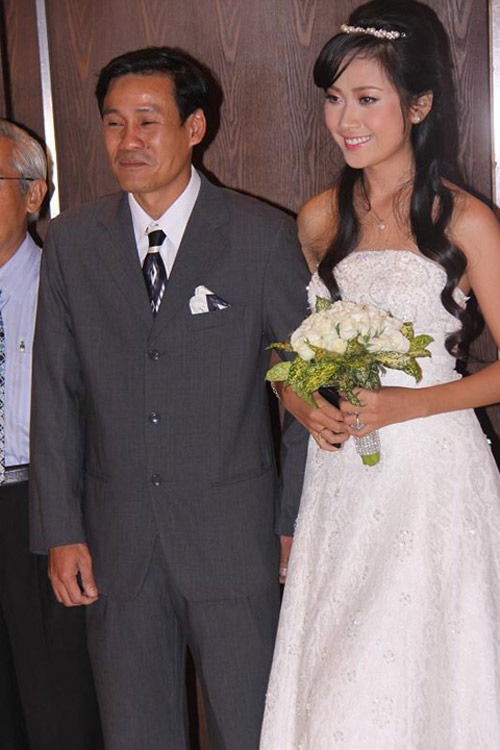 “Cỏ non” trong showbiz Việt - 6