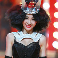 Xu hướng thời trang - "Siêu vòng 1" Liễu Nham lại sexy đốt mắt