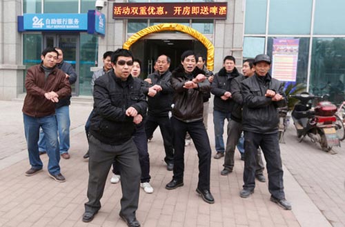 Công nhân nhảy Gangnam Style để  đòi nợ - 1
