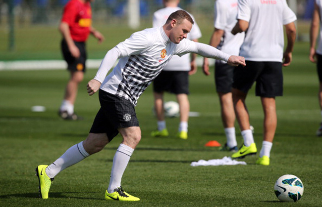 Trong ngày đầu tới Doha, Qatar, Rooney cũng rất chăm chỉ tập đá phạt.