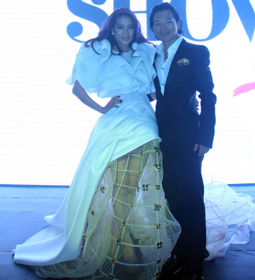 Trần Bảo Sơn không rời vợ nửa bước - 9