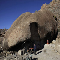 Phi thường - kỳ quặc - Gia đình sống trong tảng đá giữa sa mạc