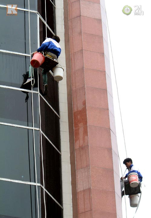 Thót tim nhìn "người nhện" kiếm tiền tết - 2