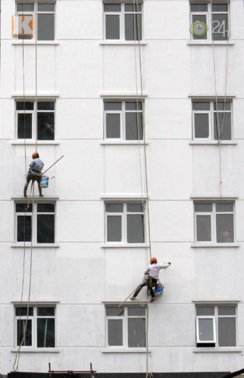 Thót tim nhìn "người nhện" kiếm tiền tết - 8